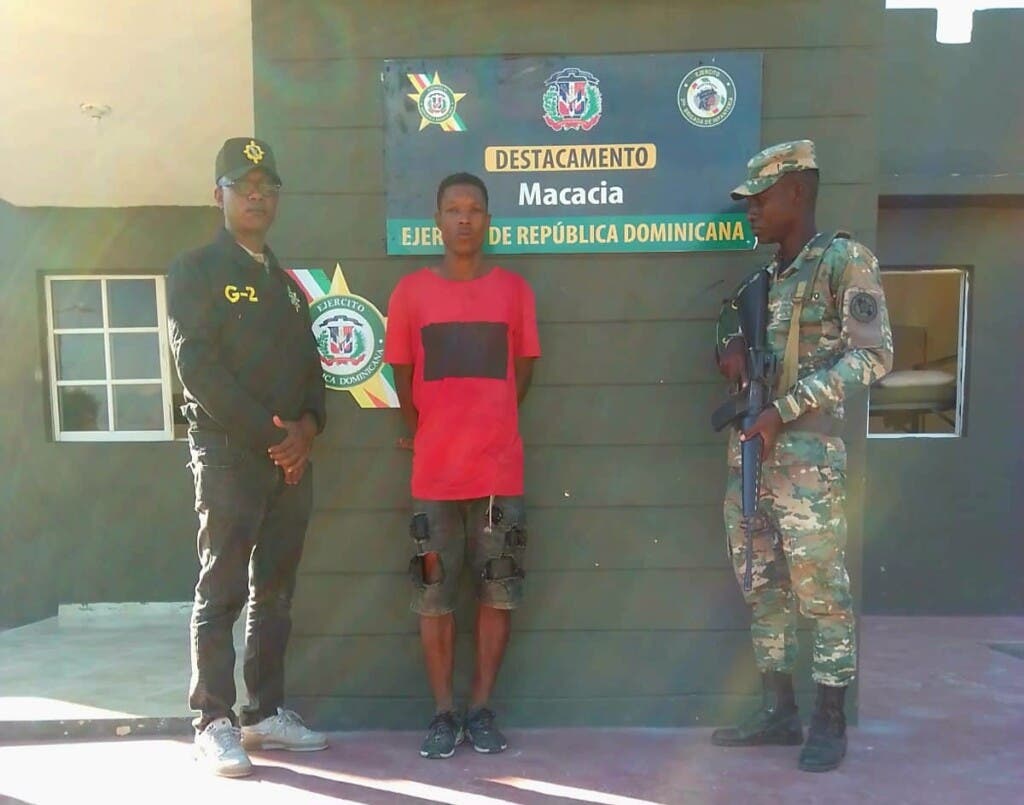 Apresan en Elías Piña a haitiano que afirma ser acusado de matar a varias mujeres en Haití