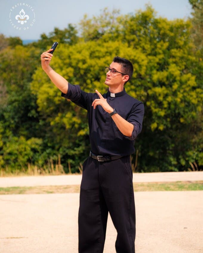 Adiós al altar: Don Alberto, el cura fitness, se despide del ministerio