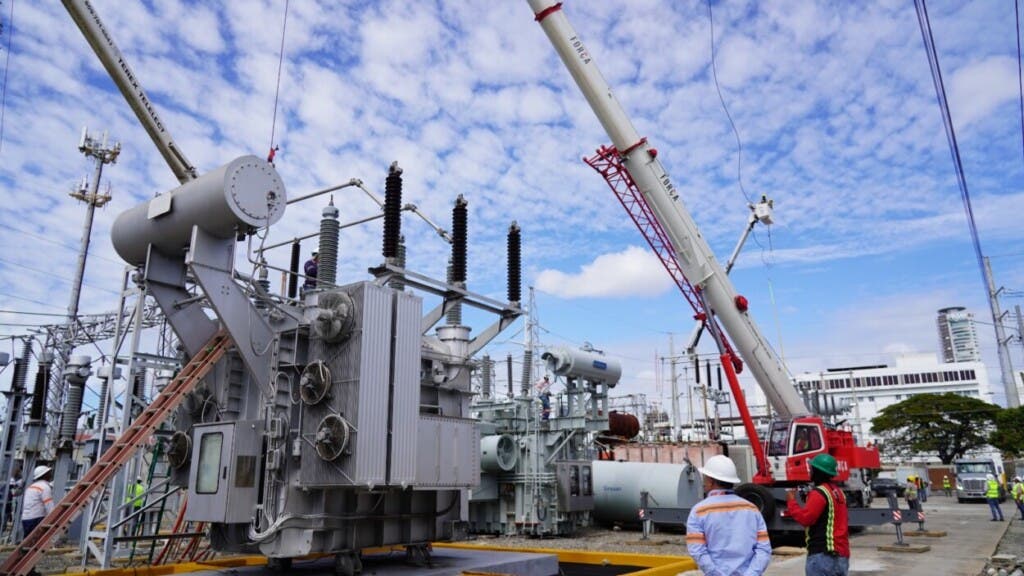 Edesur fortalece la red eléctrica del Distrito Nacional con moderno transformador