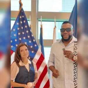 David Ortiz: ‘La libertad es invaluable’, en su visita a la Embajada estadounidense
