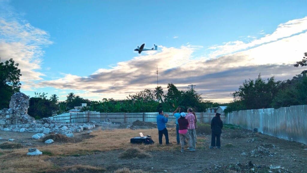 rupo de arqueologos, encabezado por Kathleen Martínez, iniciaron la búsqueda de los restos del cacique Enriquillo, en Pueblo Viejo, Azua.