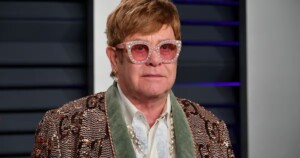 Elton John denuncia al ‘Daily Mail’ por filtraciones sobre su salud y nacimiento de su hijo