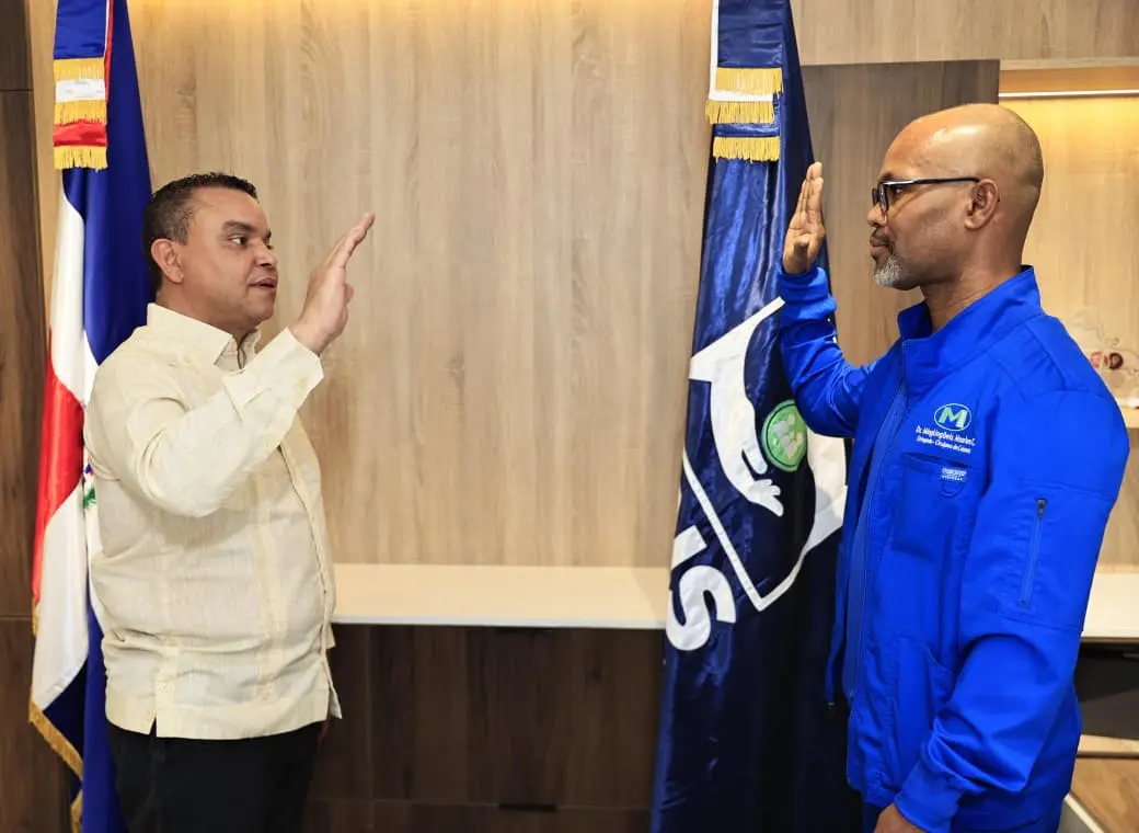 Director del SNS juramenta a Mingkingüeis Maarlem como nuevo director del Hospital Salvador B. Gautier