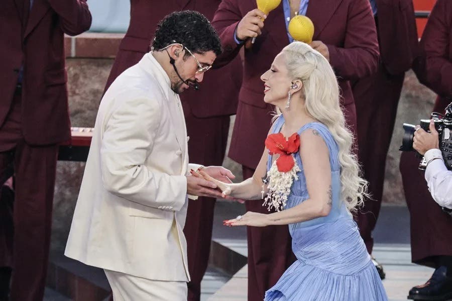 Lady Gaga brilla en el Super Bowl con vestido de la firma dominicana Luar y la Flor de Maga puertorriqueña