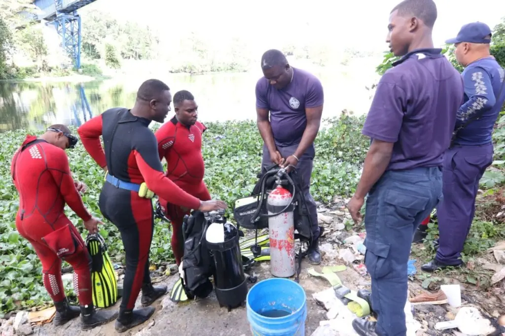Buscan motorista tras caer al río Isabela en accidente múltiple en puente de Villa Mella