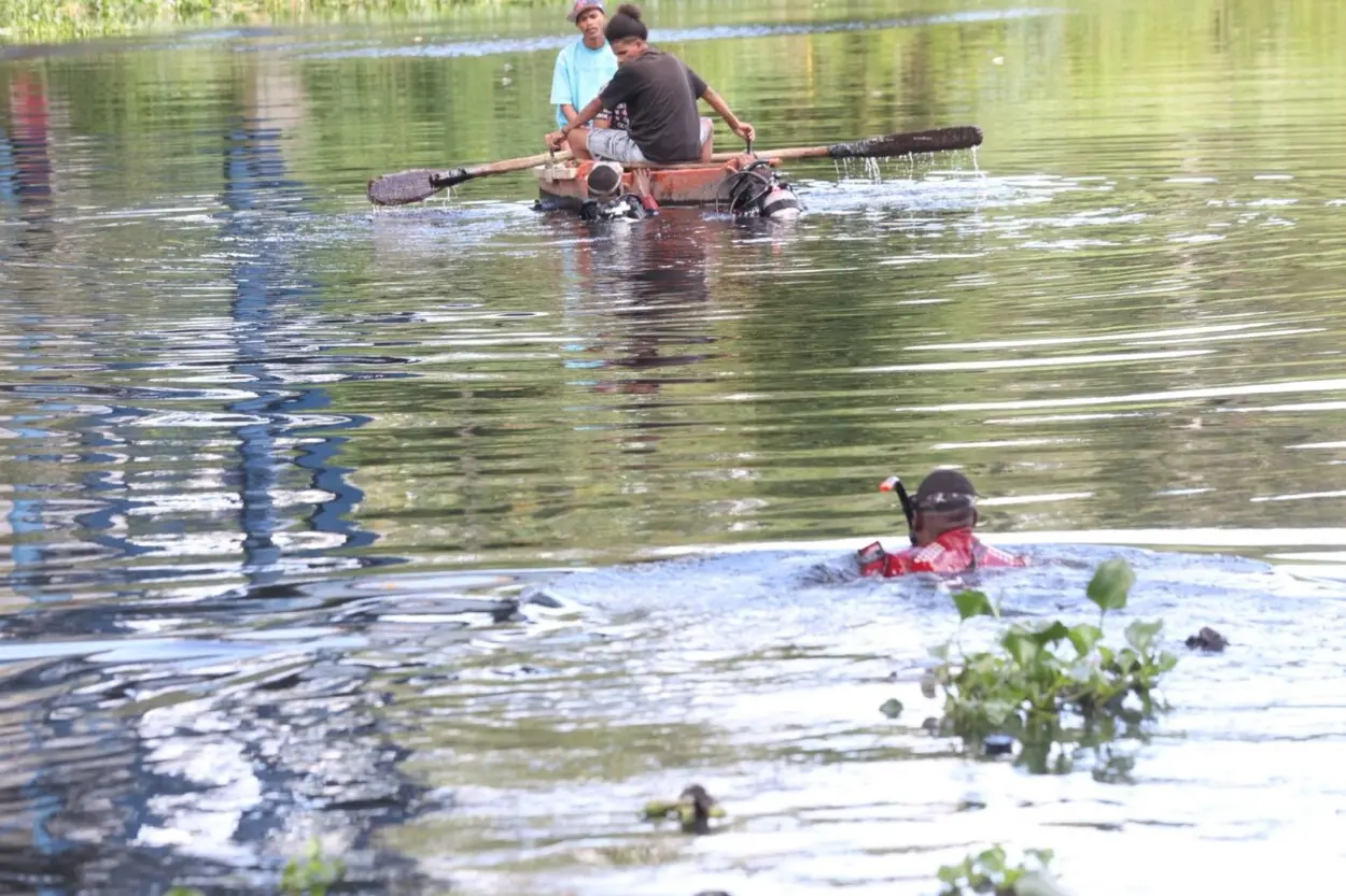 Buscan motorista tras caer al río Isabela en accidente múltiple en puente de Villa Mella