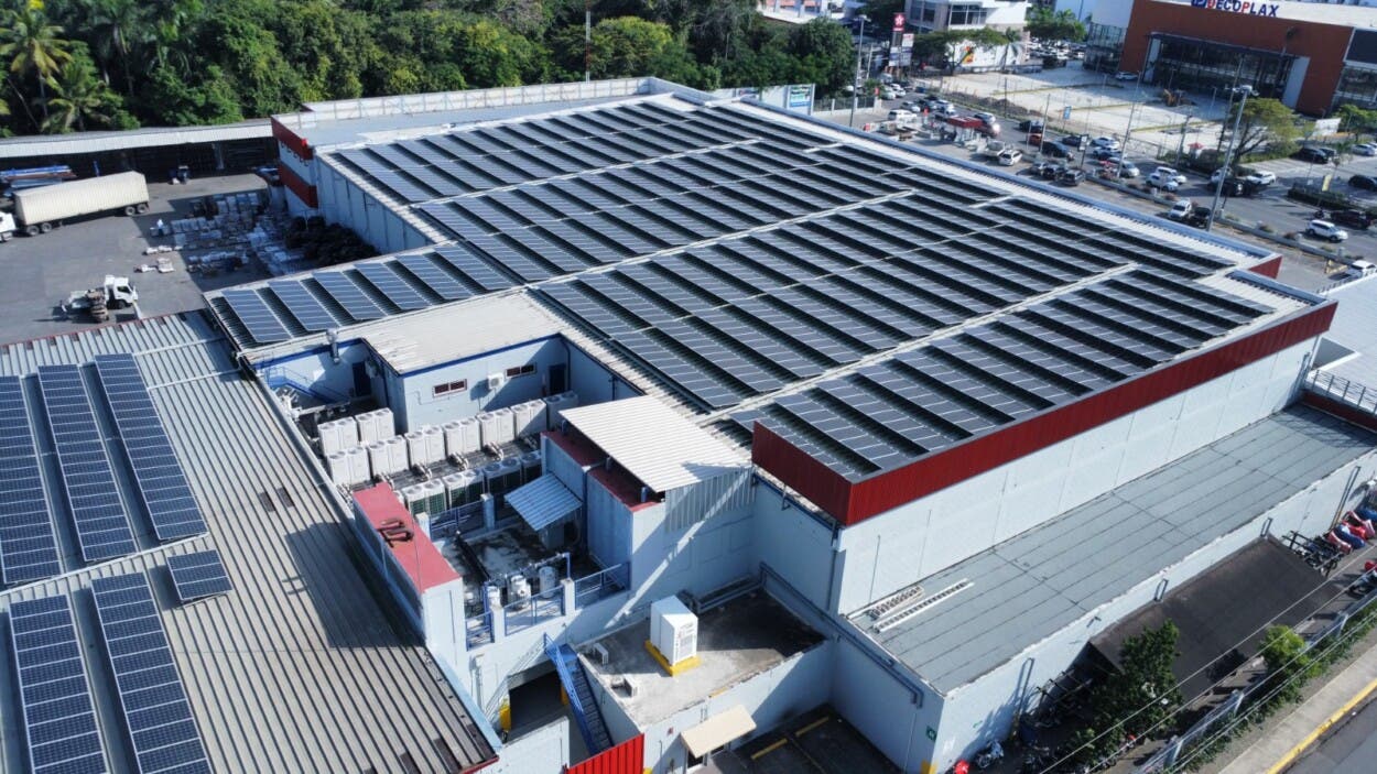 Ferretería Ochoa optimiza su gestión energética en Las Carmelitas con sistema avanzado de baterías