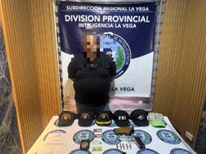 Policía Nacional detiene en La Vega a hombre por porte ilegal de arma y documentos falsos
