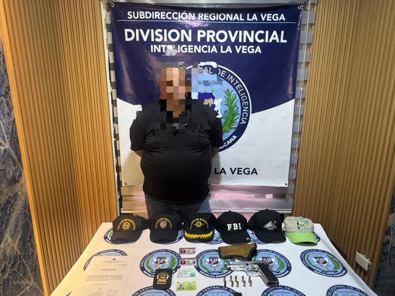 Policía Nacional detiene en La Vega a hombre por porte ilegal de arma y documentos falsos