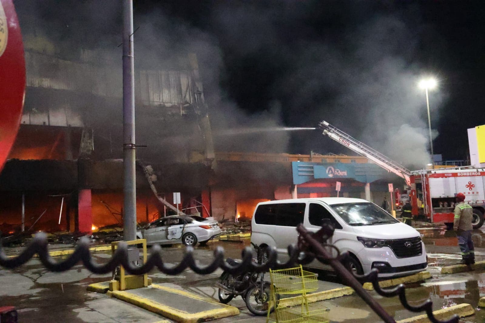 Incendio afecta mueblería L&R Comercial en Villa Mella