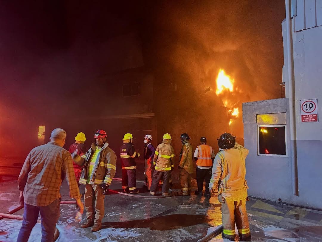 Incendio de gran magnitud afecta empresa de plásticos en Haina