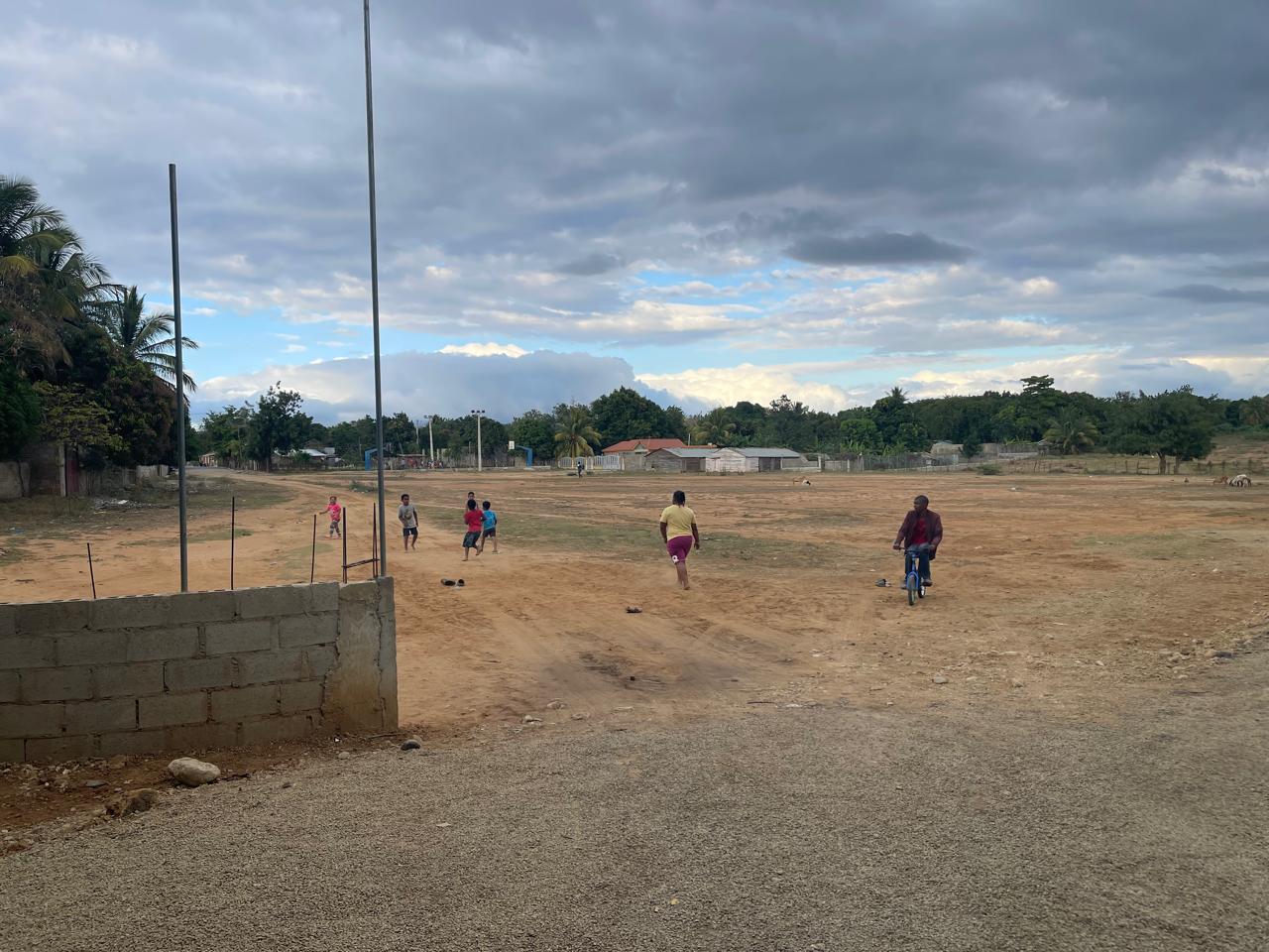 Denuncian ocupación irregular en el play de béisbol de Villa Elisa en Montecristi