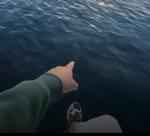 Joven halla una Biblia en la orilla del mar en Miami y conmueve en redes