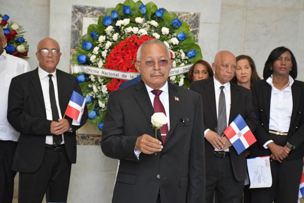 ONAPI realizó una solemne ceremonia de ofrenda floral en el Altar de la Patria