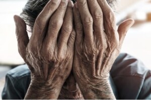 Adultos mayores en Nueva York enfrentan pobreza creciente y falta de servicios esenciales