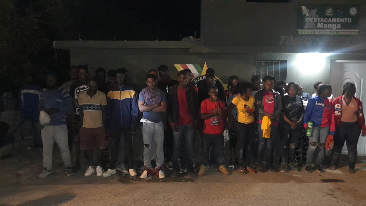 Ejército intercepta 32 haitianos indocumentados en zona boscosa de Montecristi