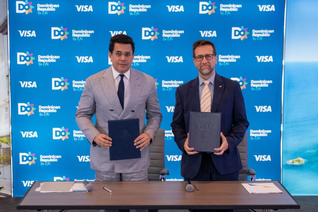 El ministro dominicano de Turismo, David Collado (i) y Jorge Lemus, vicepresidente senior y gerente general para el Caribe y Centroamérica de Visa. / Fuente externa.
