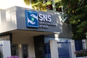 Director del SNS ordena detener licitaciones para revisión con Contrataciones Públicas