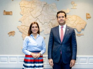 Embajadora de EE.UU visita en su despacho al senador Omar Fernández