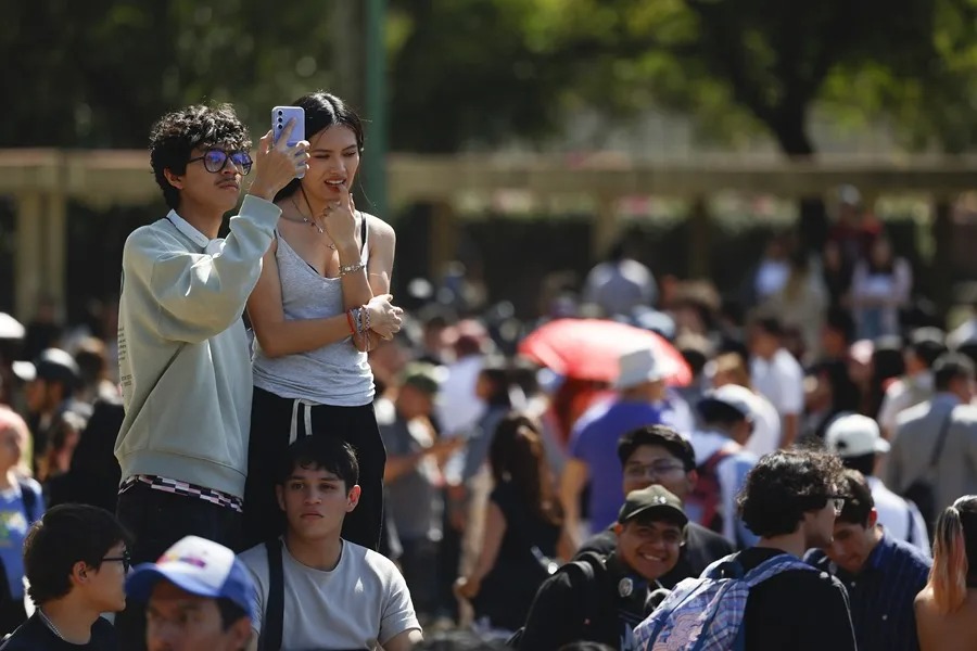 Un grupo de personas asiste a la primera reunión de Therians en Ciudad de México. EFE/ Sáshenka Gutiérrez
