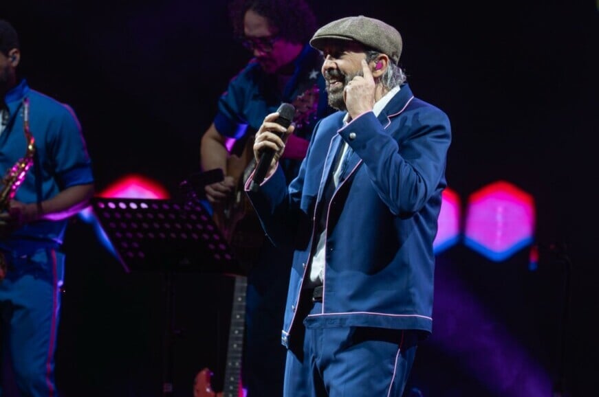 Juan Luis Guerra deslumbra en Santiago con un concierto histórico