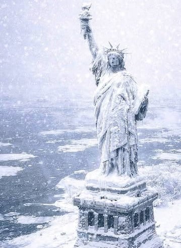 Tormenta de nieve obliga a Nueva York a detener el tránsito y cerrar servicios