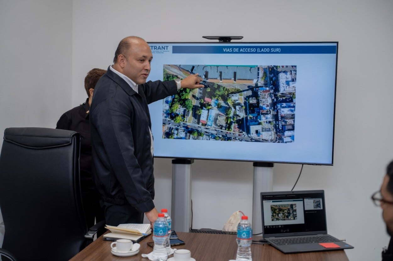 Falta de parqueos y tapones presionan entorno de la Ciudad Judicial de Santo Domingo Este