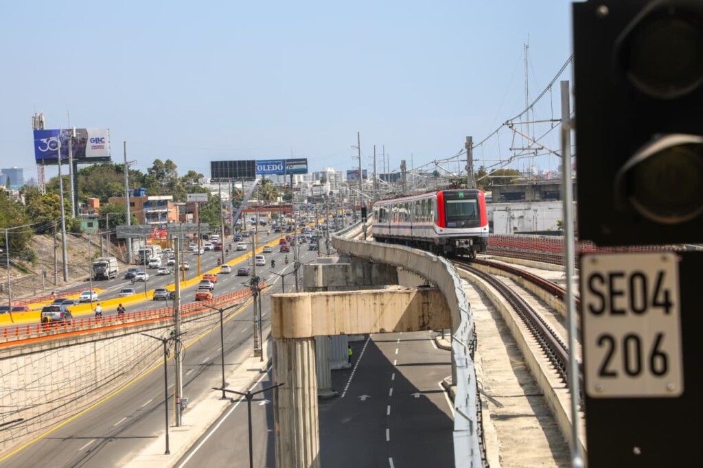En su trayecto, la Línea 2C del Metro de Santo Domingo conecta 14 comunidades en áreas densamente pobladas de Santo Domingo Oeste. / Presidencia RD