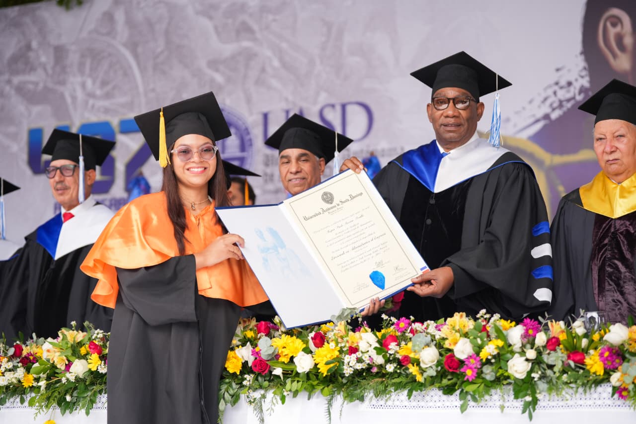 UASD inviste 2,366 nuevos profesionales y anuncia modernización de servicios