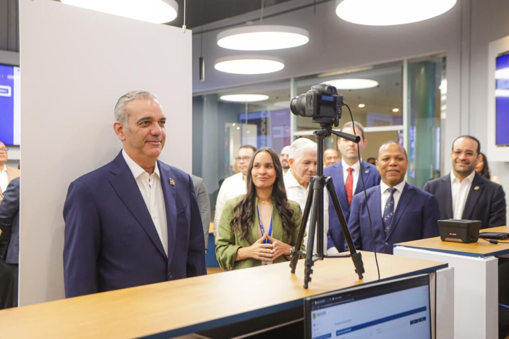 INTRANT: Abinader recibe la primera nueva licencia de conducir