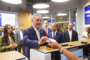 INTRANT: Abinader recibe la primera nueva licencia de conducir