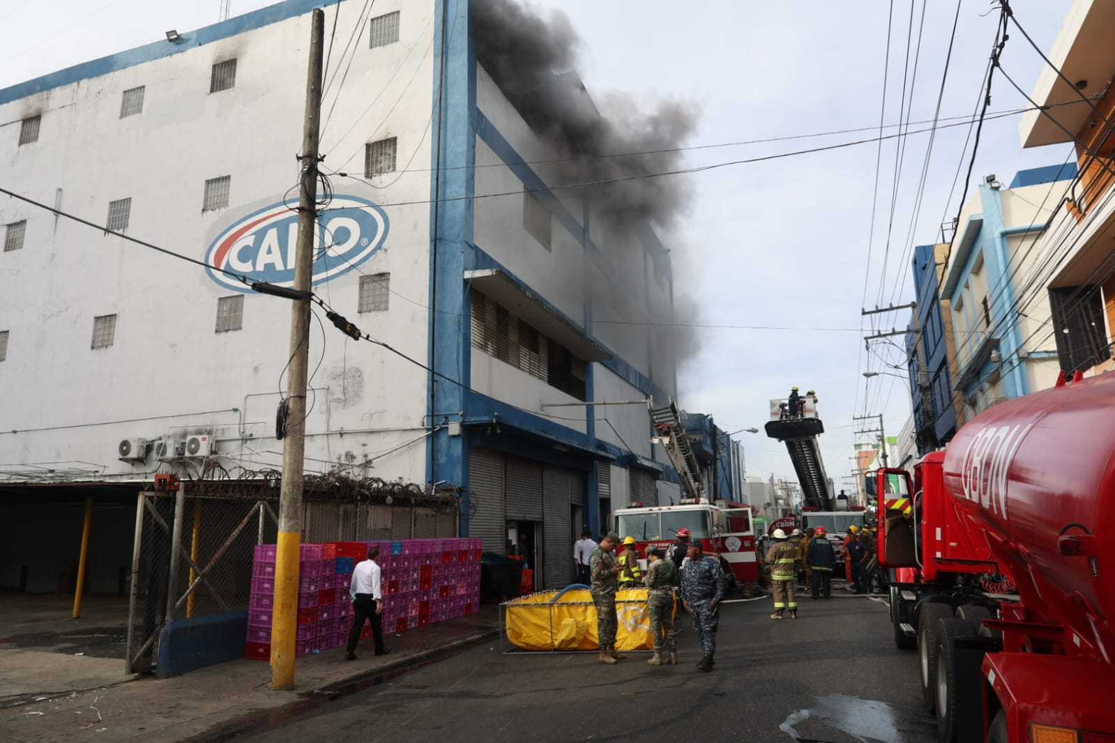 Incendio afecta edificio comercial en la avenida Duarte