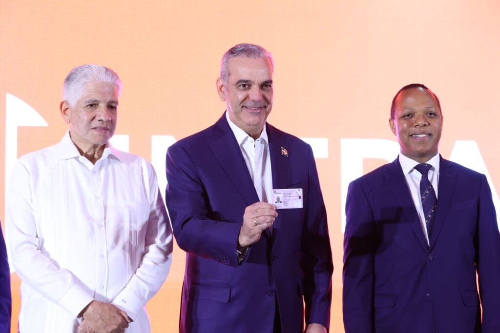 INTRANT: Abinader recibe la primera nueva licencia de conducir