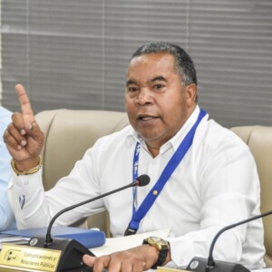 Dirigente de la ADP critica avance educativo de Abinader y demanda mejor infraestructura escolar