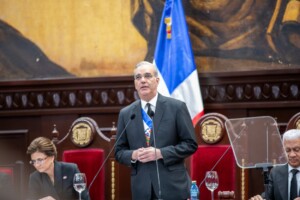 Luis Abinader promete reducir la pobreza al 15% con apoyo a jóvenes y aumento del salario mínimo