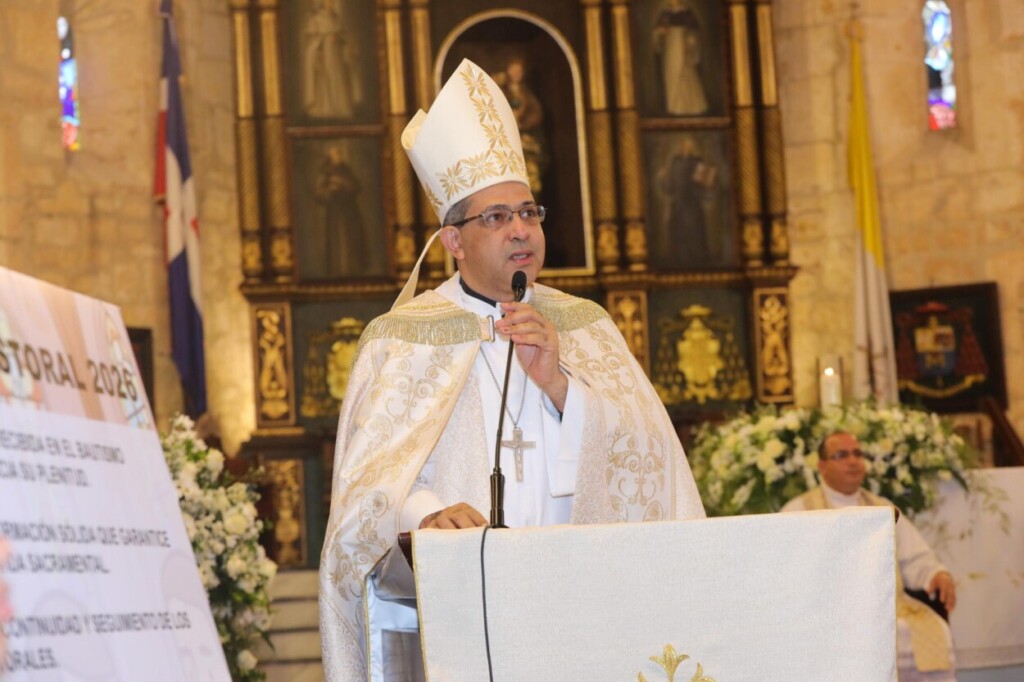 El arzobispo coadjutor de la Arquidiócesis de Santo Domingo, monseñor Carlos Tomás Morel Diplán durante Tedeum en la Catedral con el presidente Luis Abinader. / Fuente externa.