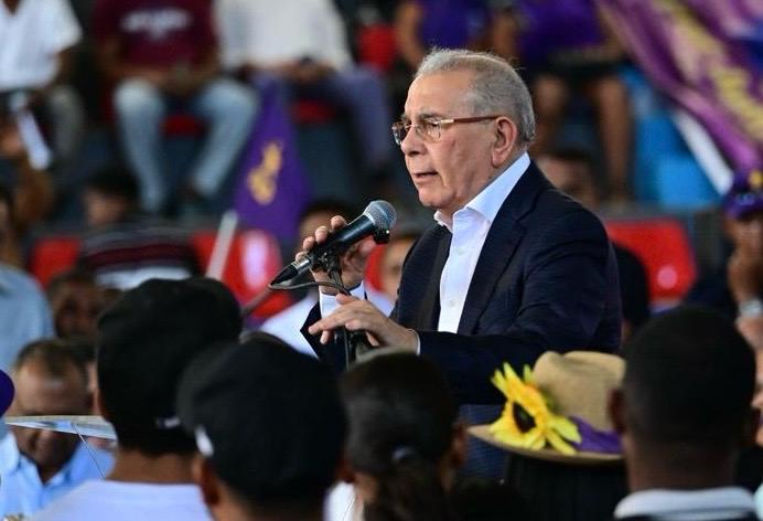 Danilo Medina exige aclarar costos excesivos de la presa Monte Grande