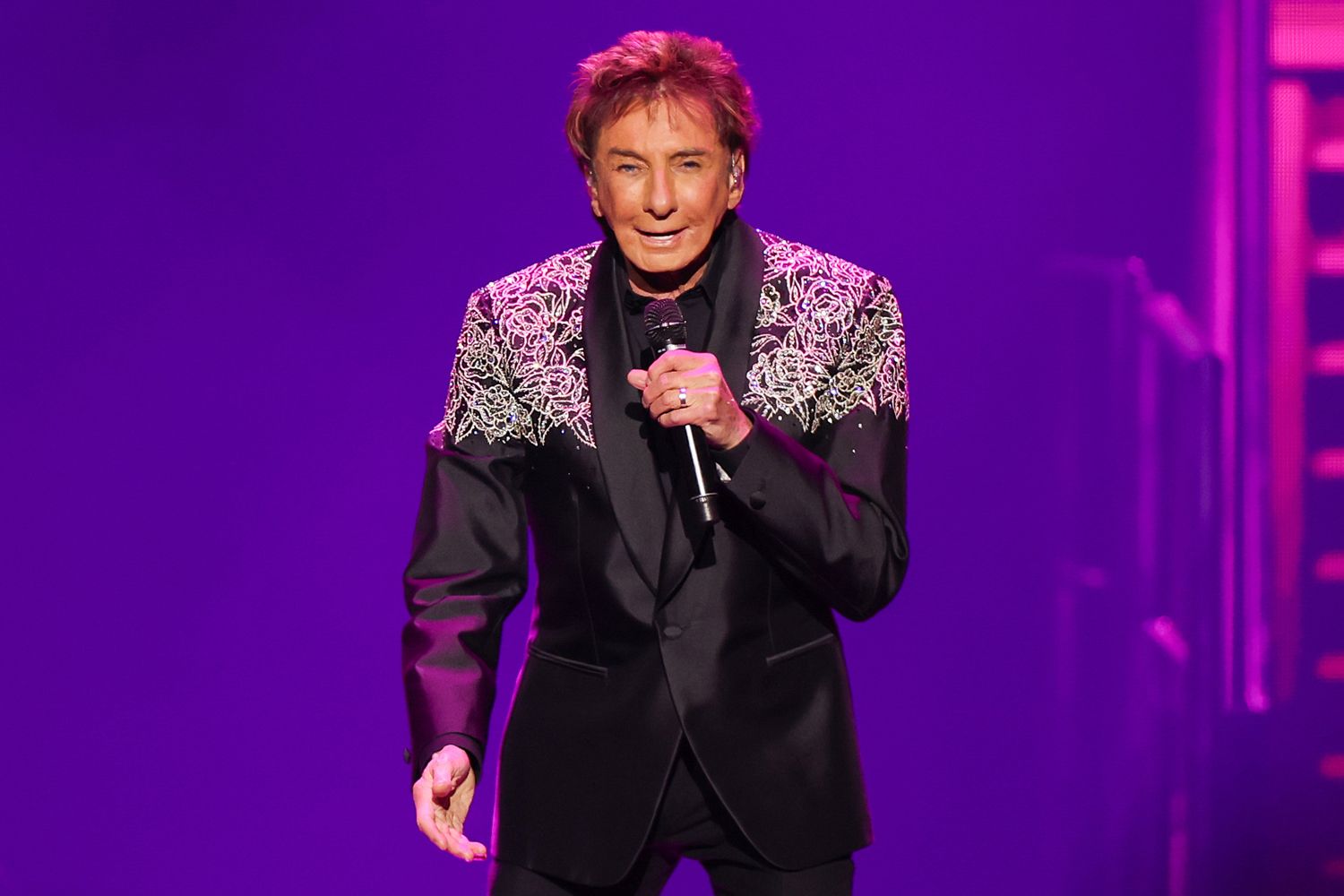 Barry Manilow vuelve a posponer conciertos por su recuperación del cáncer de pulmón