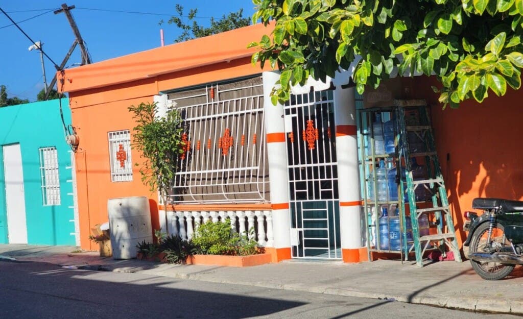 En esta casa en Baní, residió Johan Sánchez junto sus padres y hermanos. Sánchez, su esposa y sus dos hijos fallecieron en Florida por inhalación de monóxido de carbono./Foto Fauto Soto