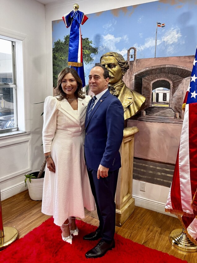 En la gráfica, la doctora Geanilda Vásquez adjunto al nuevo Encargado Interino de la Misión Consular del Gobierno Dominicano en Miami, el vicecónsul licenciado Gilberto Minaya, quien es decano de los vicecónsules en esta jurisdicción diplomática. (Foto cortesía del Fotoreportero Ramón Morillo)