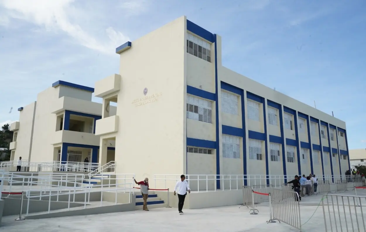 Comisionado Presidencial informa sobre el proceso de verificación previo a la ejecución de pagos de mantenimiento escolar