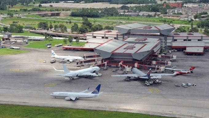 Cuba avisa a aerolíneas que se queda sin combustible en 24 horas