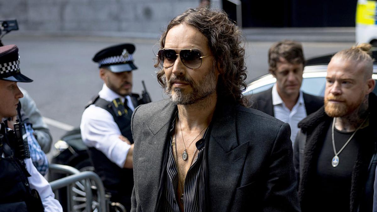 Russell Brand se declara no culpable de nuevos delitos sexuales