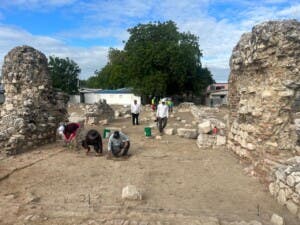 Avanzan excavaciones en Pueblo Viejo de Azua, en busca de restos de Enriquillo