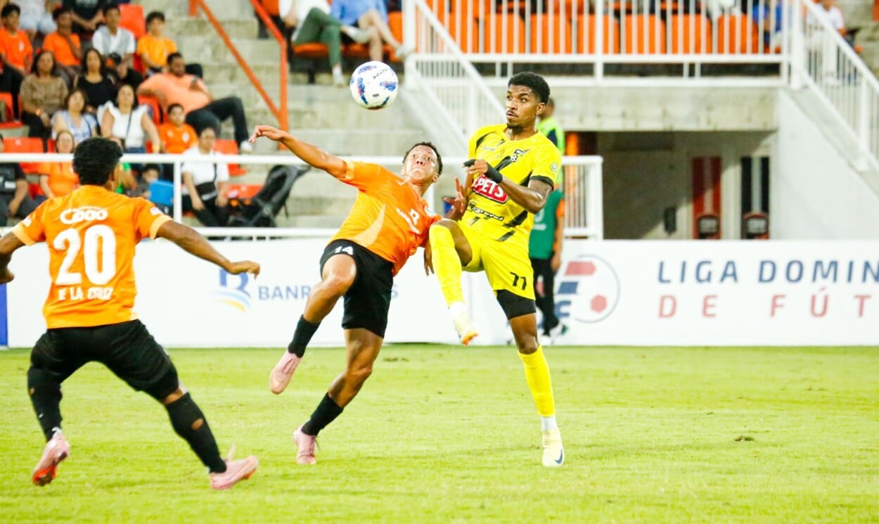 Cibao FC lidera la lucha por semifinales junto a Salcedo y Delfines
