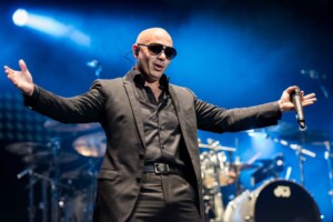 Pitbull intentará récord Guinness en Hyde Park: ¡Fans con calvas postizas!