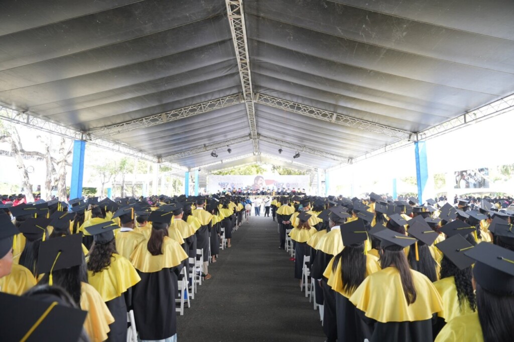 UASD inviste 2,366 nuevos profesionales y anuncia modernización de servicios