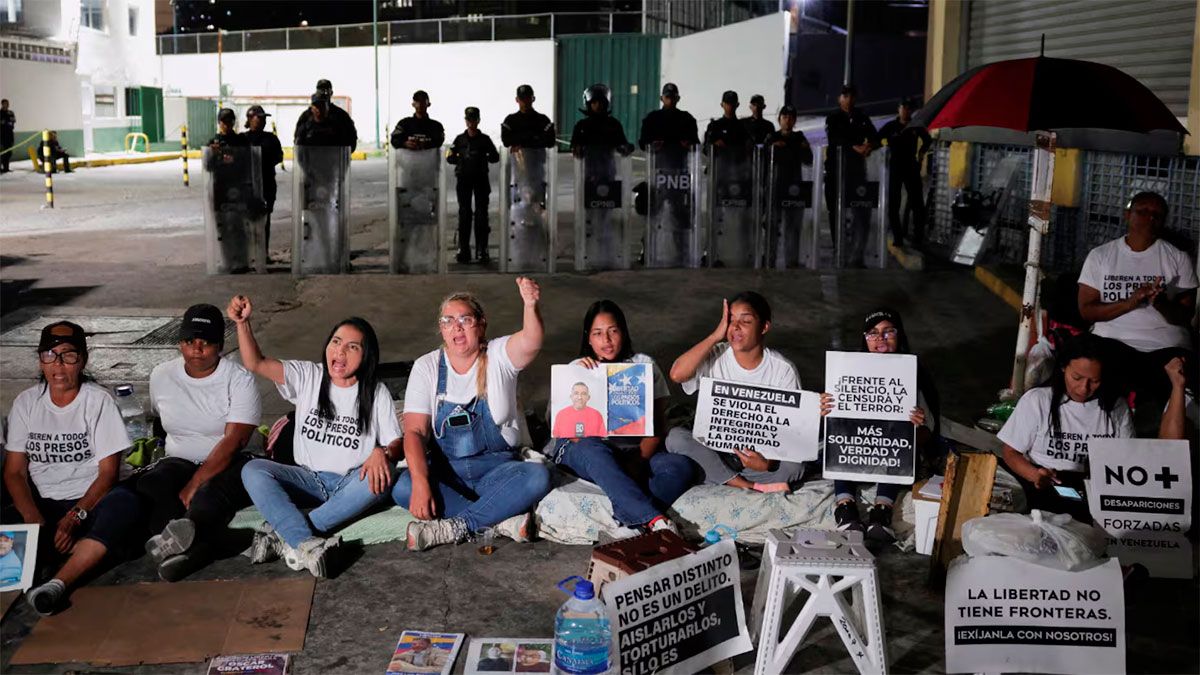 Familiares de presos políticos cumplen 24 horas en huelga de hambre en Caracas