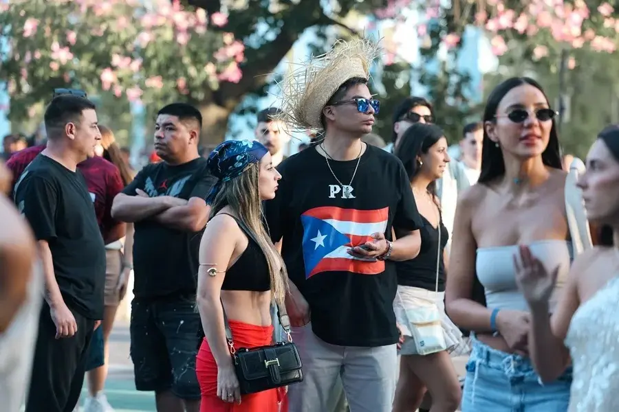 Euforia, colores y alegría en la previa del primer show de gira de Bad Bunny en Argentina