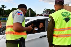 Miembros DIGESETT buscan más de 300 mil conductores que no sacaron el marbete